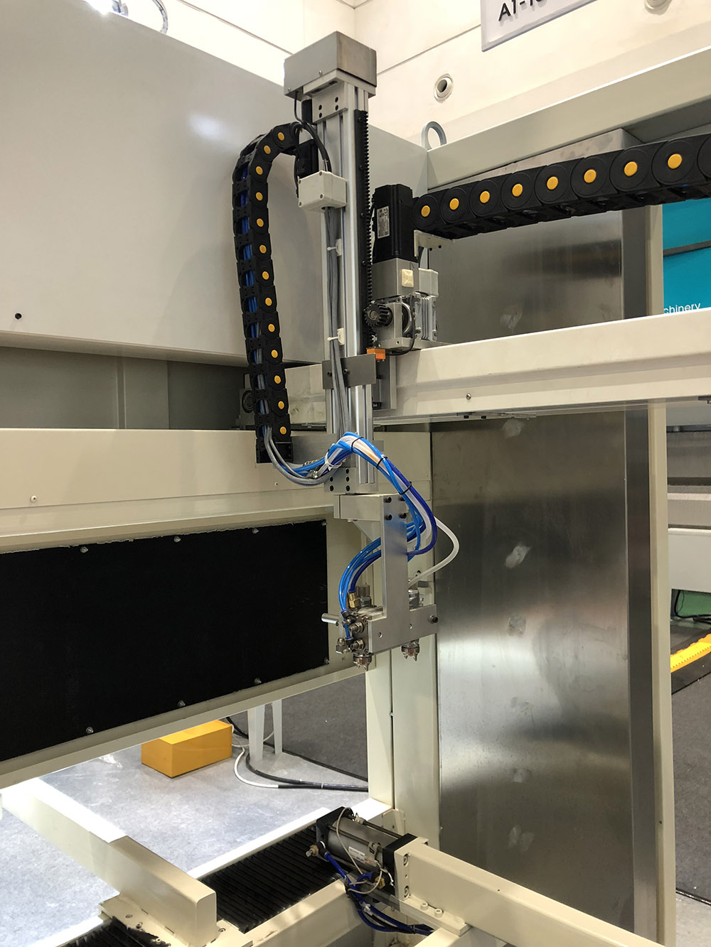 Máquina de pintura en aerosol de cinco ejes para puertas de madera